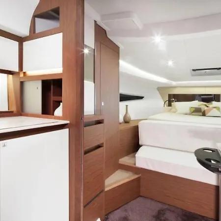 Suiteonboat Botel Naples