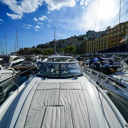 Suiteonboat Botel