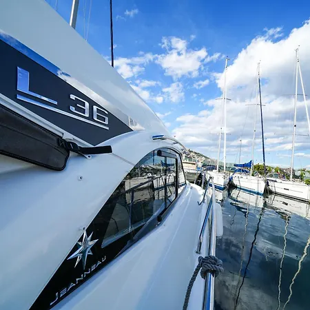 Botel Suiteonboat